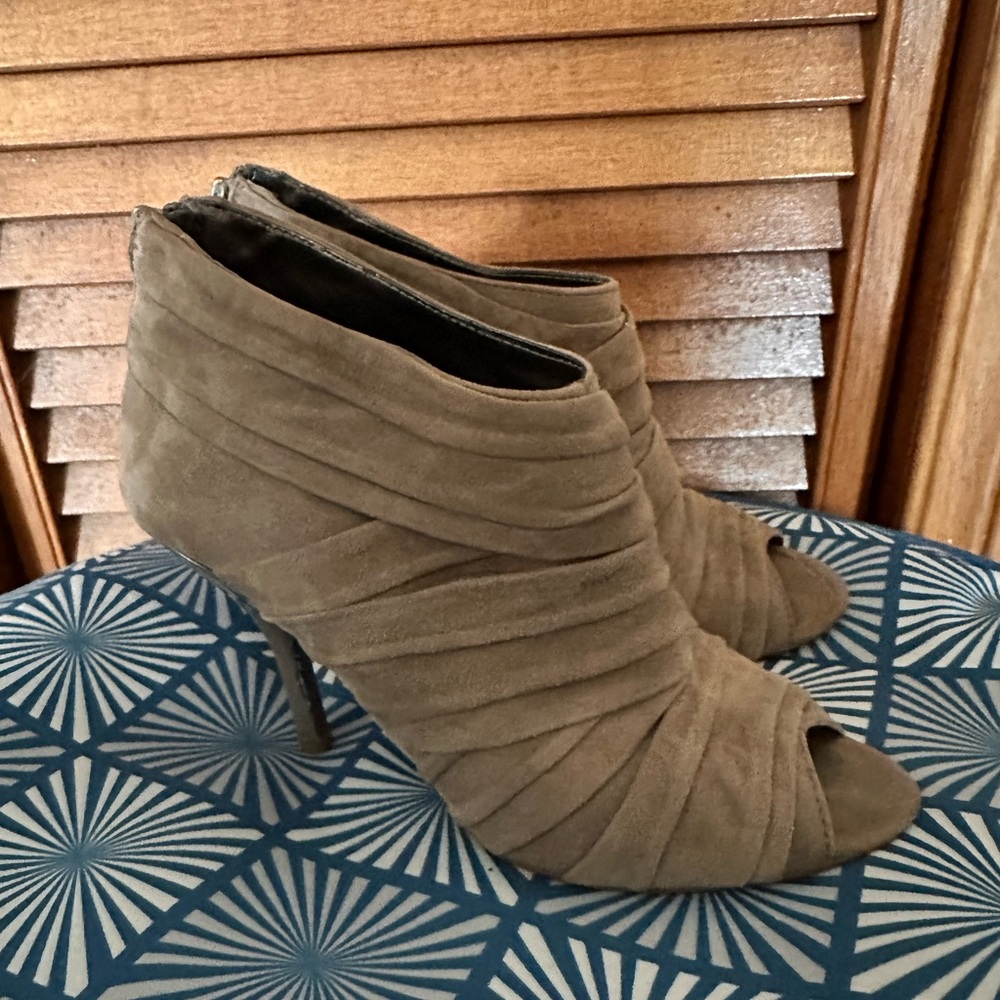 EUC peep toe ankle booties Nine West